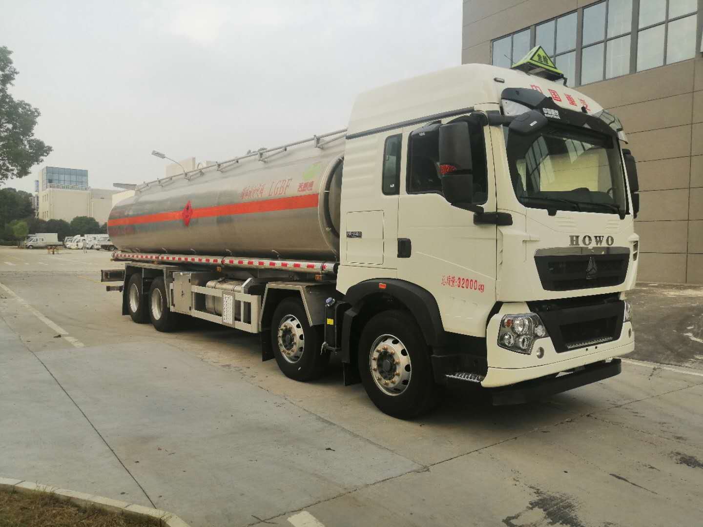 天威缘牌TWY5320GYYZ6L型铝合金运油车